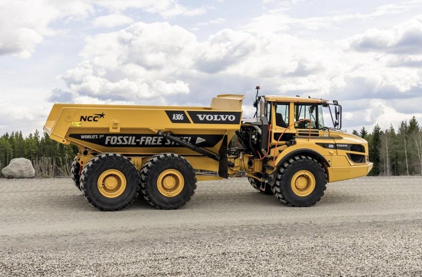 VOLVO CE ÜBERGIBT ALS ERSTES UNTERNEHMEN EINE BAUMASCHINE AUS FOSSILFREIEM STAHL AN EINEN KUNDEN